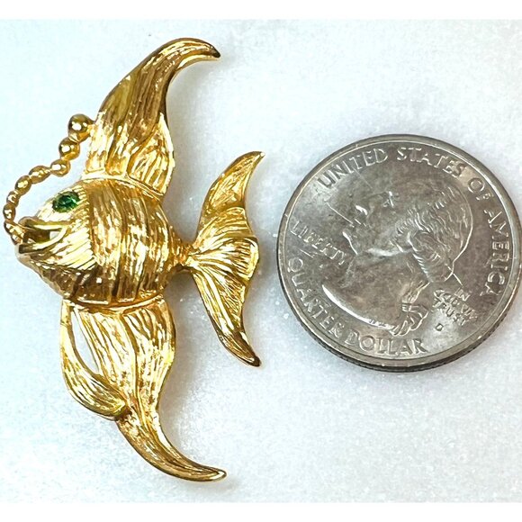 VTG Krementz Gold Overlay Angel Fish Green Gem eye maker signed twice 1.75" X 1" - Picture 3 of 9